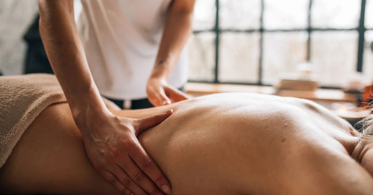 Découvrez la relaxation avec un massage complet du corps dans un environnement de spa intérieur serein.
